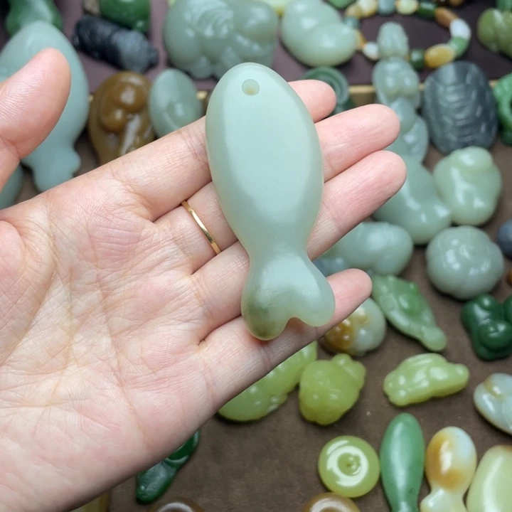 【闪购商品】颈饰未镶嵌和田玉新疆料大鱼福利价