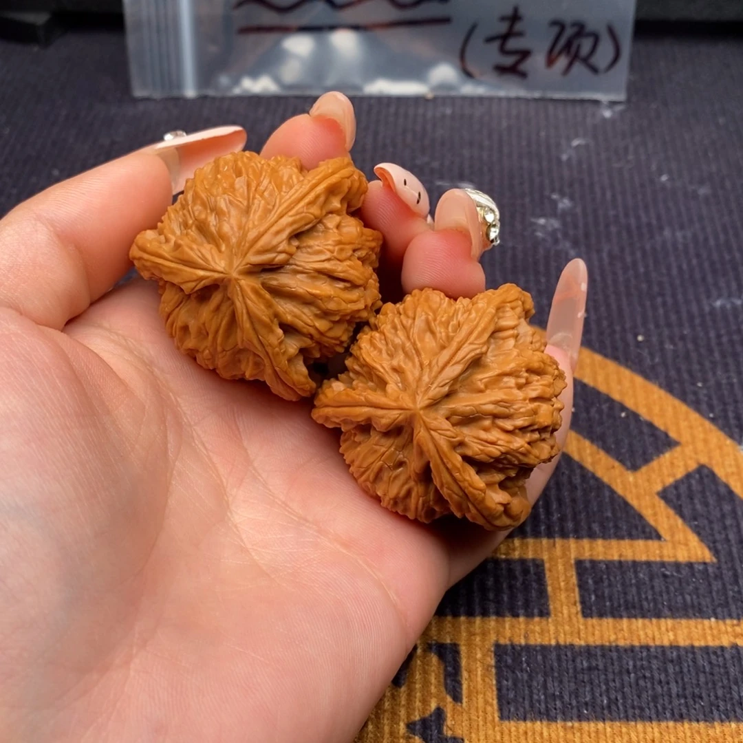 莫***问文玩核桃吊坠白狮子