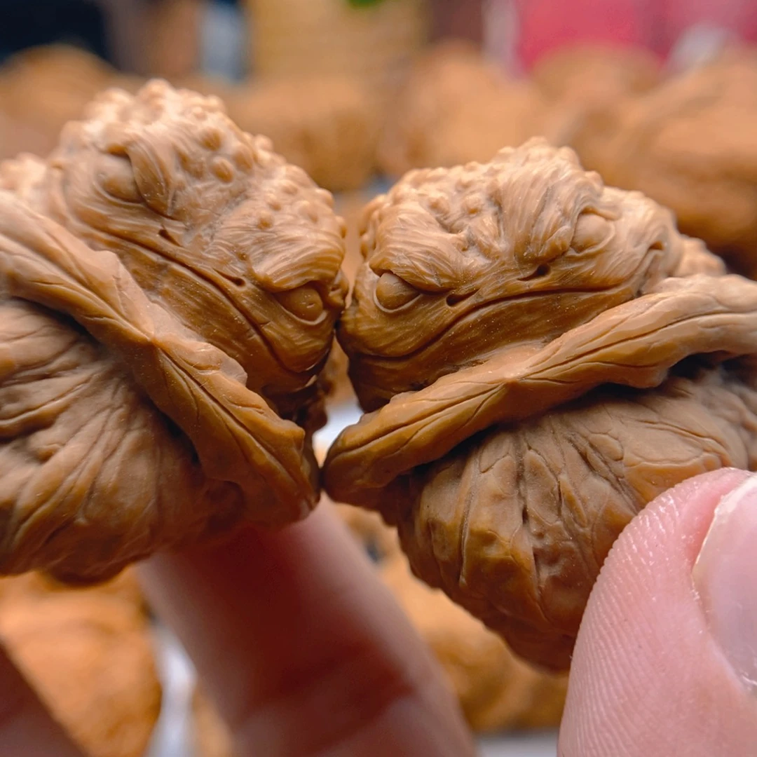 文玩核桃把件纯手工雕刻福利对单面金蟾