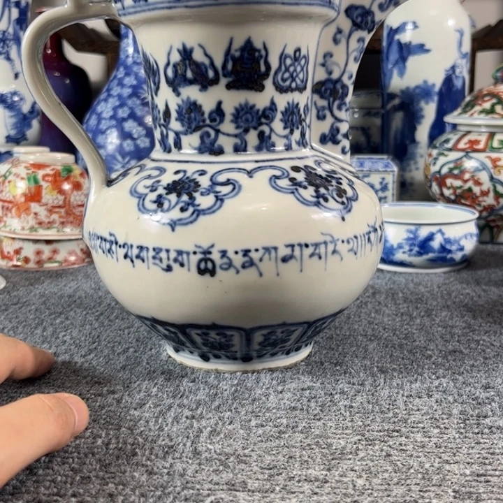 渝***万摆件一个青花的小壶壶
