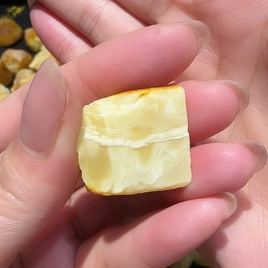 定制琥珀未镶嵌大*蜜蜡