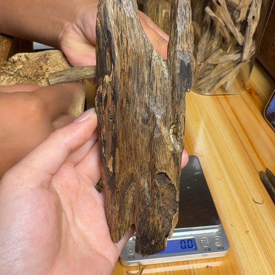 沉香奇楠篮宝石品种虫漏原料40克