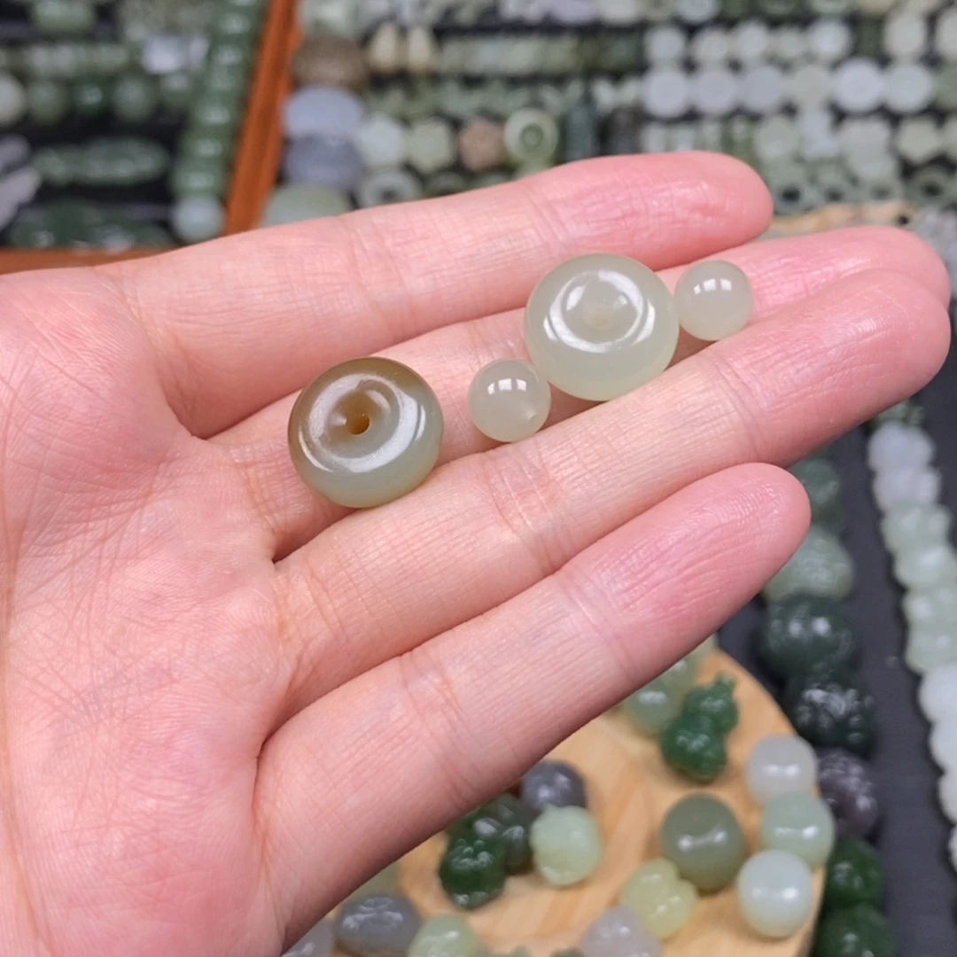 泥***娃颈饰未镶嵌和田玉