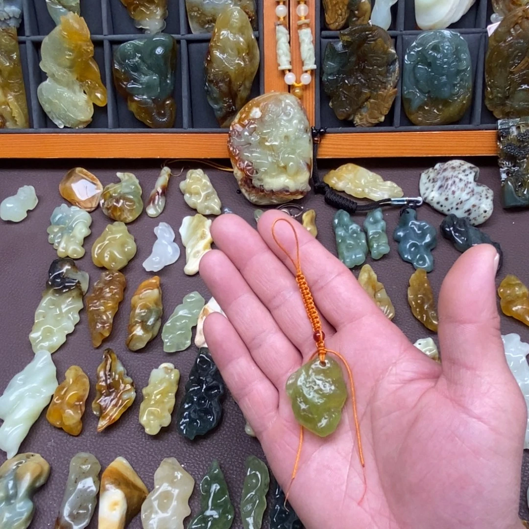 蛇纹石玉未镶嵌颈饰