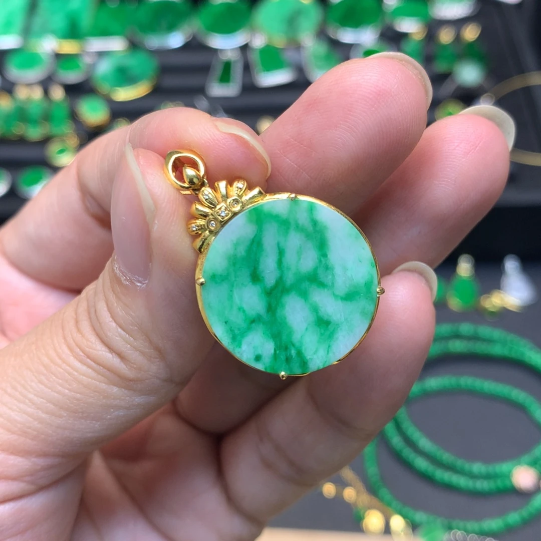 翡翠18K金镶嵌颈饰有纹