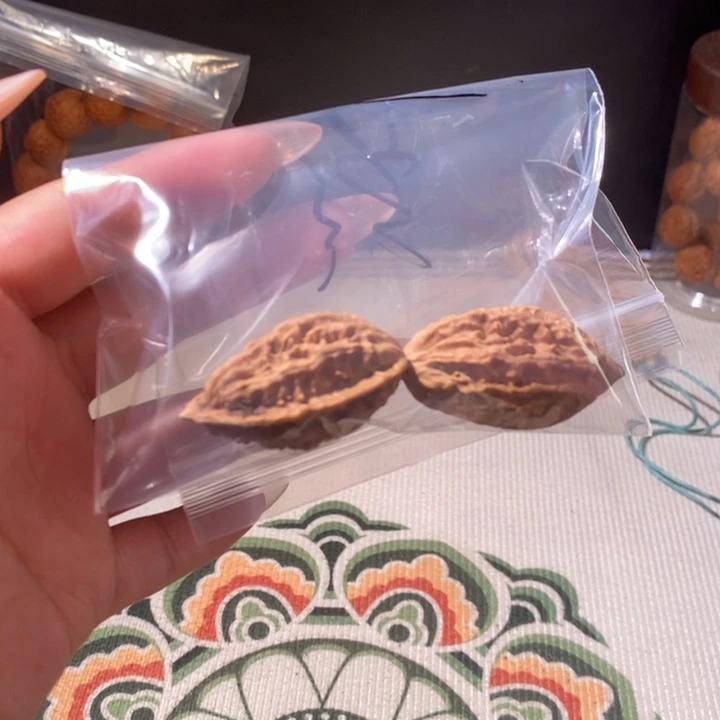 骆***子文玩核桃吊坠……