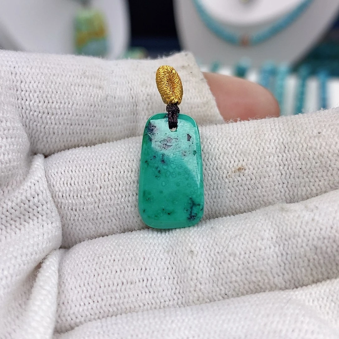 绿松石未镶嵌颈饰