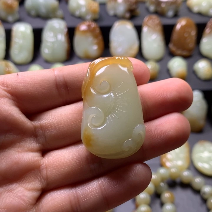 颈饰未镶嵌和田玉（糖玉）