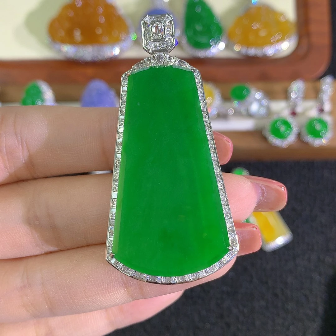 颈饰18K金镶嵌翡翠无事牌