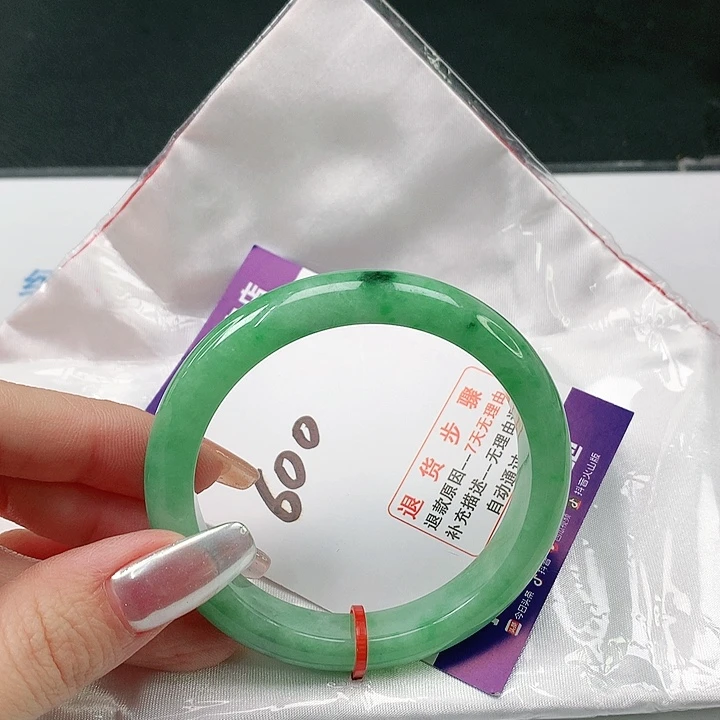 翡翠手镯未镶嵌翡翠手镯