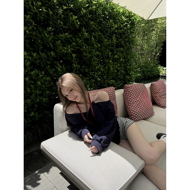 梦回巴黎街头 藏青色链条斜肩露肩卫衣