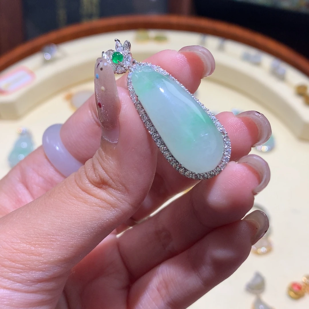 顿***炖翡翠未镶嵌颈饰一共220