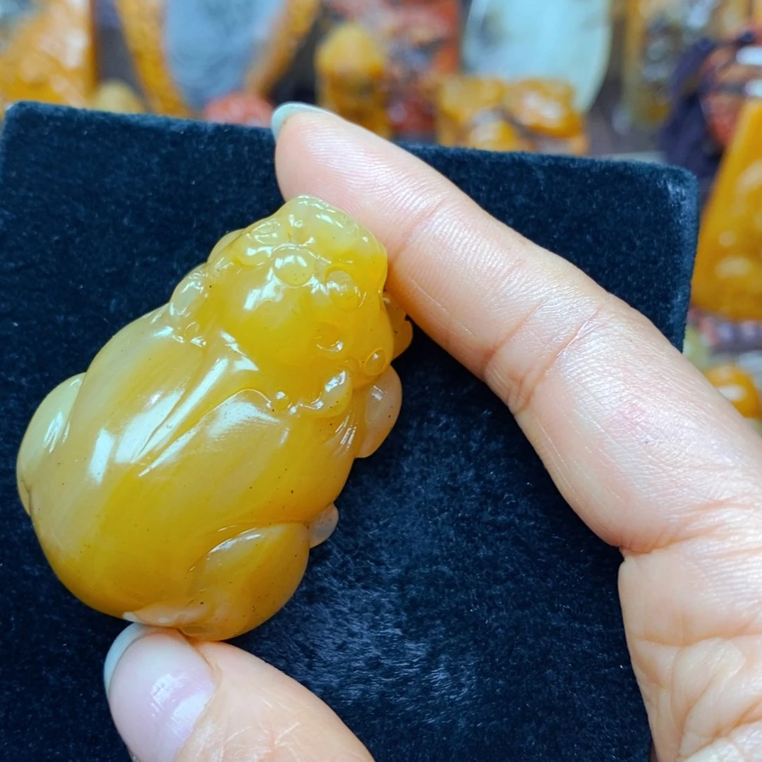 未镶嵌石英质玉（黄龙玉）颈饰