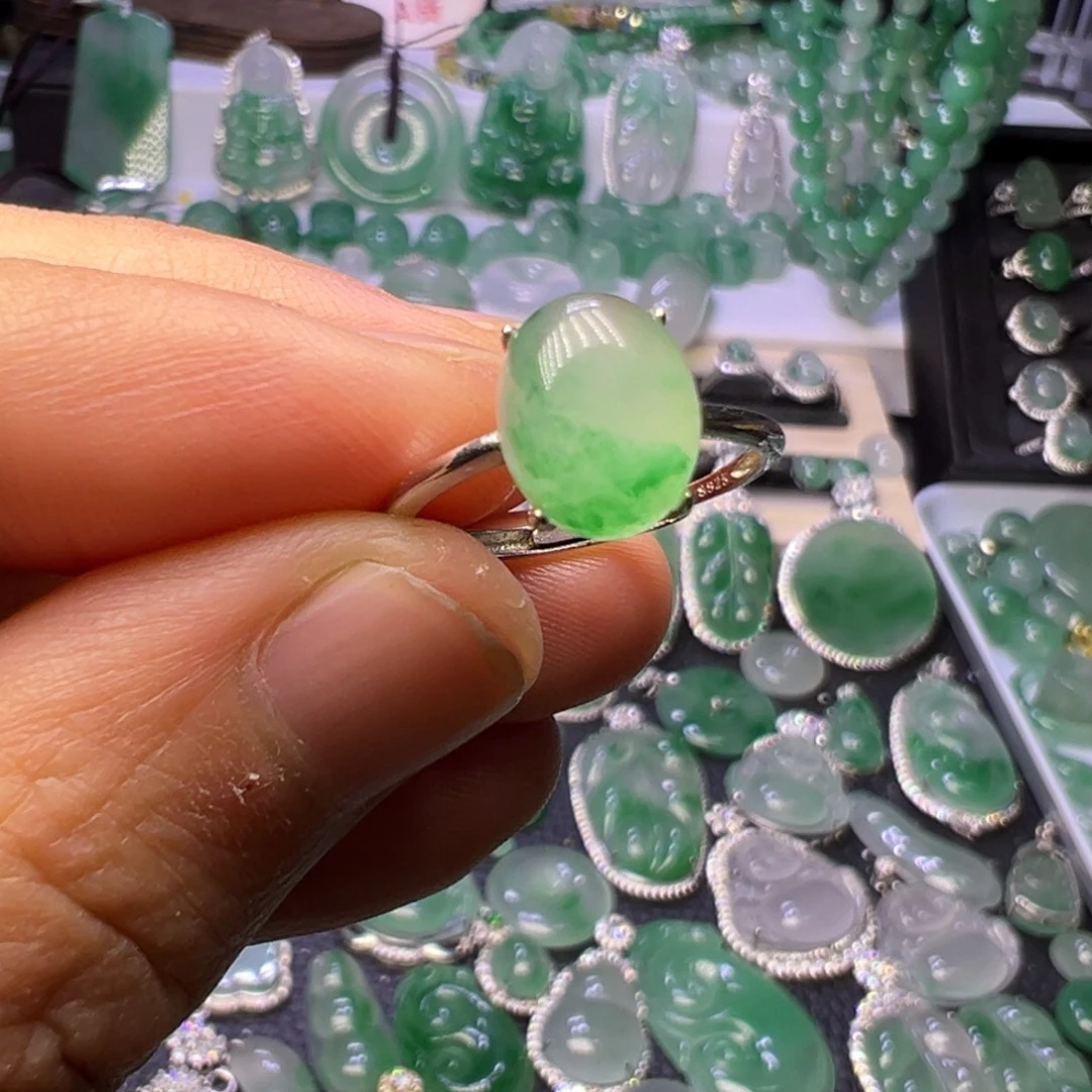 石英质玉（非洲翠）未镶嵌颈饰