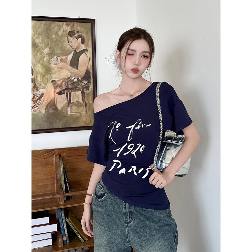 戈缕斜领字母慵懒风短袖T恤女夏季百搭性感修身不规则露肩上衣