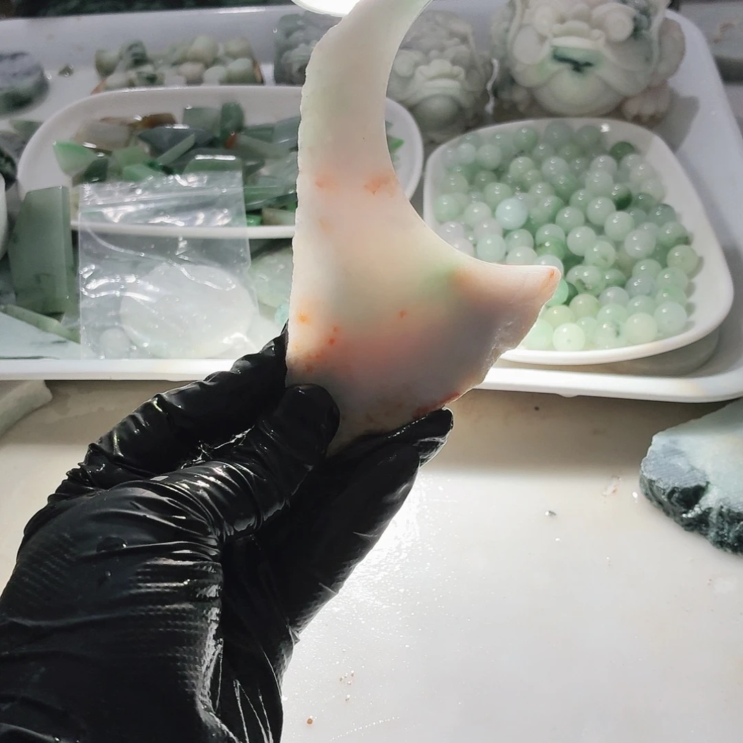 翡翠未镶嵌颈饰边角料