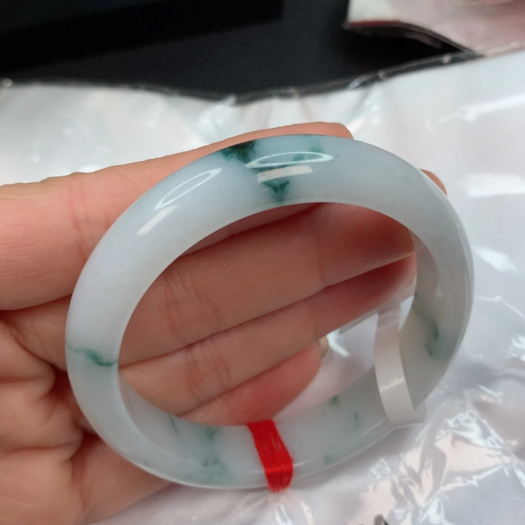 翡翠手镯未镶嵌………….