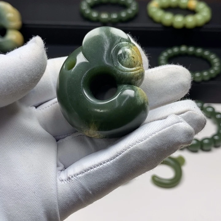 岫岩河磨玉（透闪石质玉）未镶嵌把件