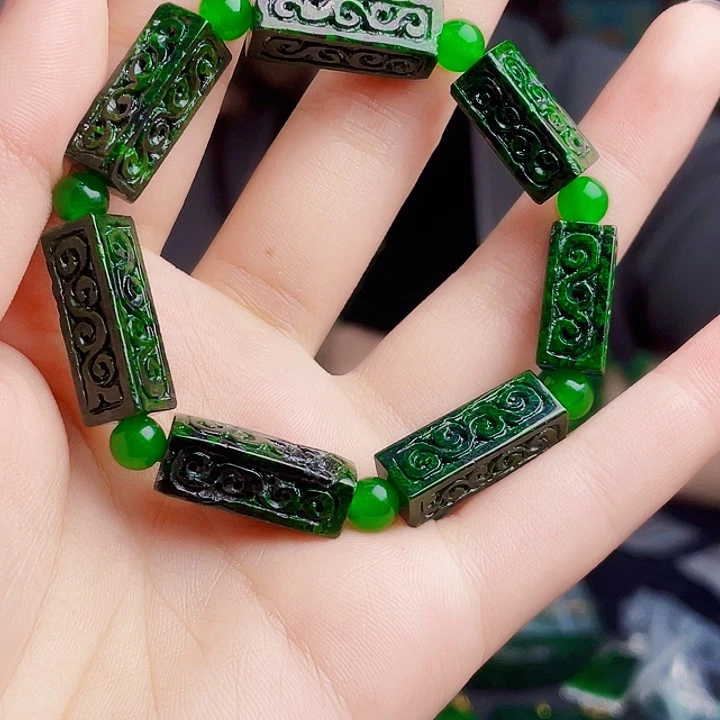 翡翠未镶嵌颈饰多样性