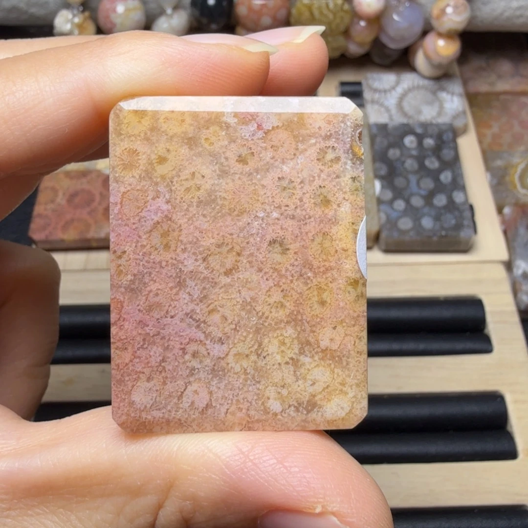 硅化玉未镶嵌柔和的红粉小花，边缘有个晶洞