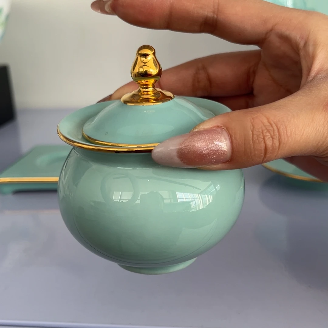 瓷片梅子青糖缸一只