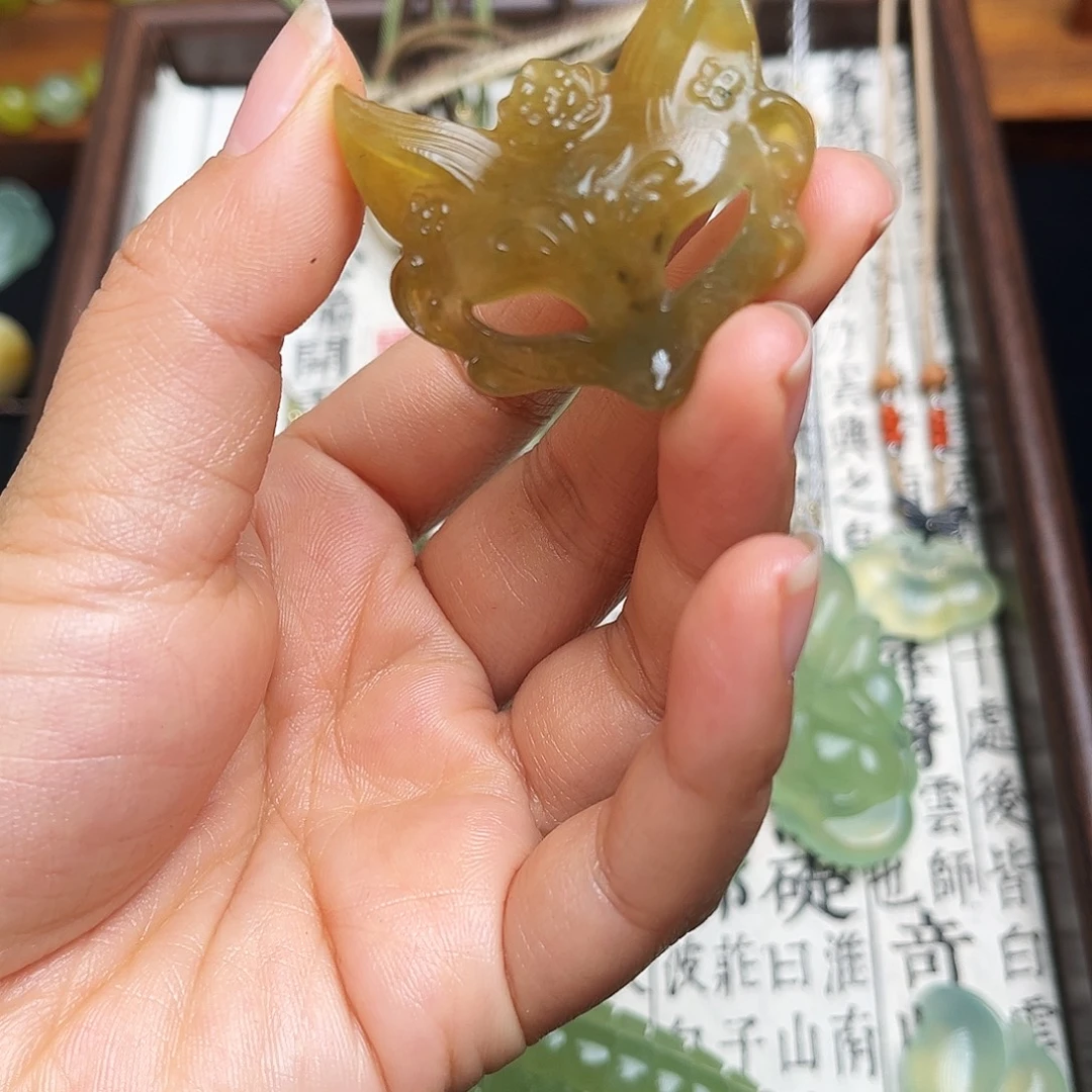 蛇纹石玉未镶嵌颈饰