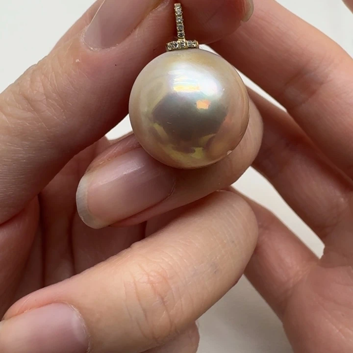 拼合珍珠（马贝珠）18K金镶嵌颈饰