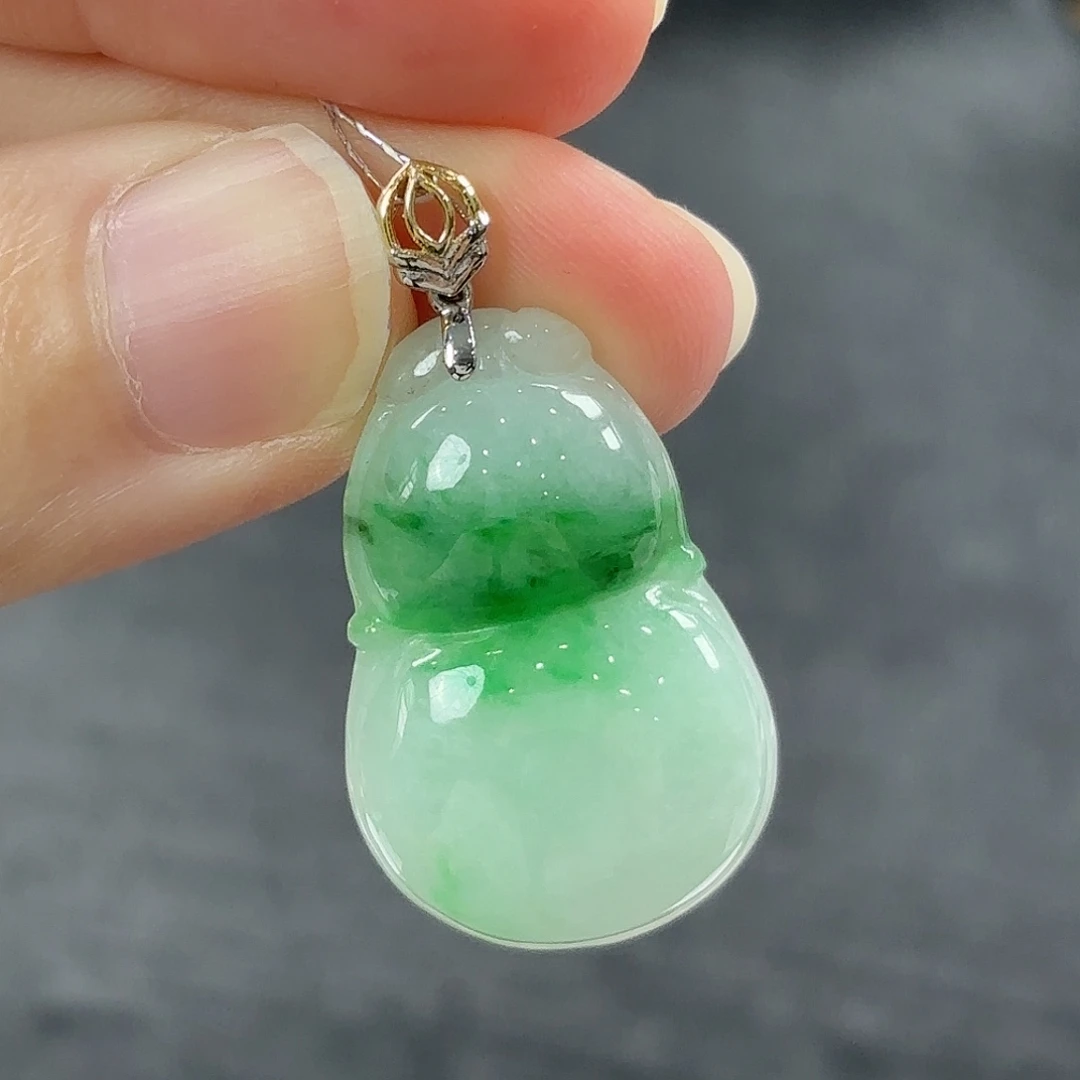 翡翠18K金镶嵌颈饰葫芦