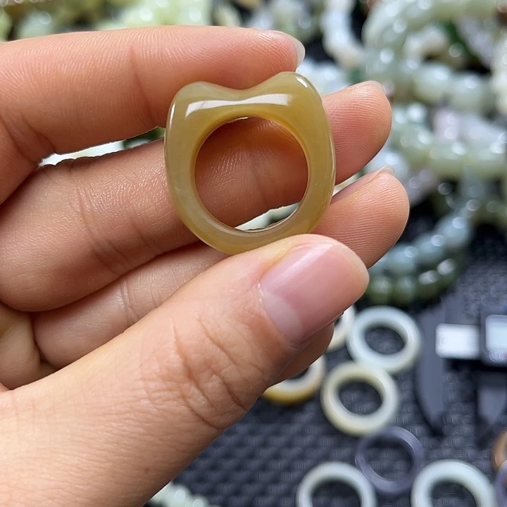 ****奶和田玉未镶嵌手链