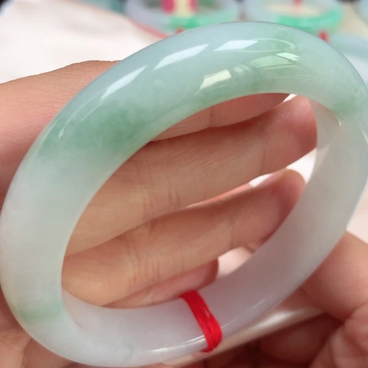 翡翠手镯未镶嵌飘花23号