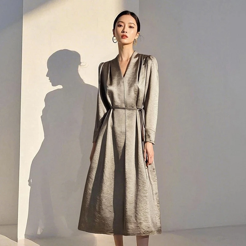 晚白【新品】2025春裙子V领收腰连衣裙24112321