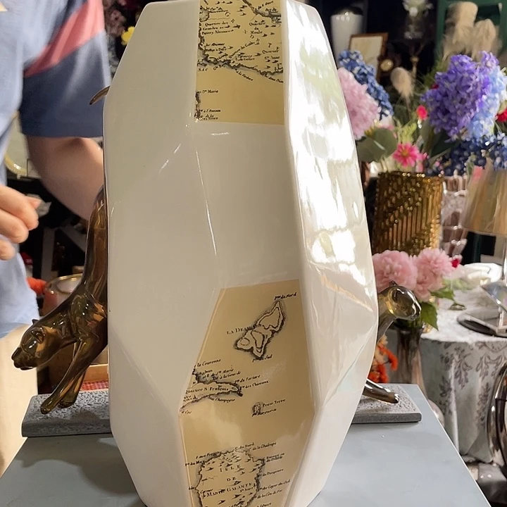 陶瓷花瓶，部分微瑕