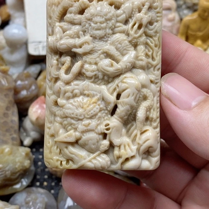 颈饰未镶嵌硅化珊瑚（珊瑚玉）