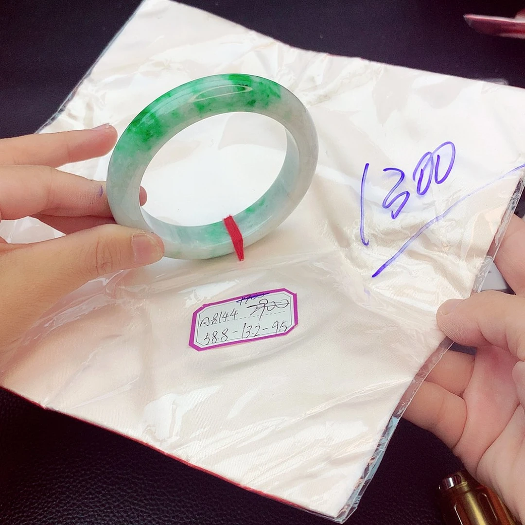 翡翠手镯未镶嵌翡翠