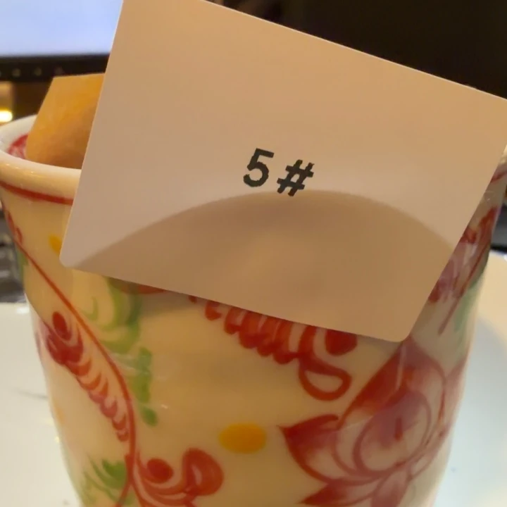 手绘花卉桃子杯碟一套