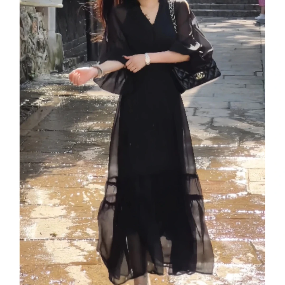 法式赫本风黑色高级感V领长袖连衣裙女秋季收腰款设计感A字长裙子