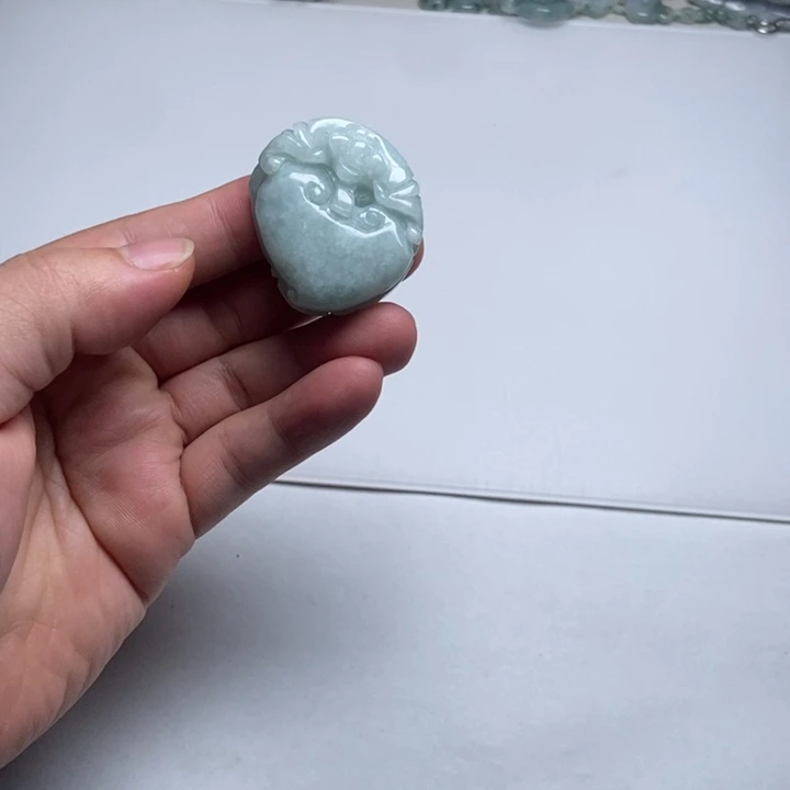 翡翠未镶嵌颈饰如意1