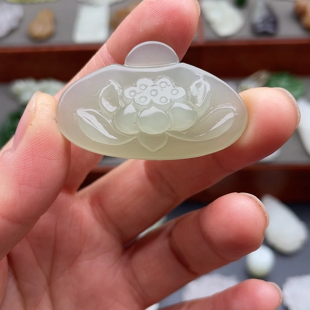 和田玉未镶嵌颈饰莲花吊坠