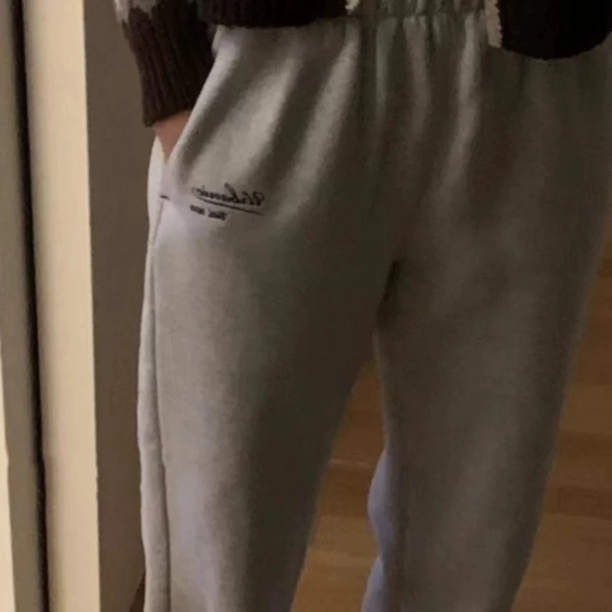 韩国30家NO/退正品窄版型显瘦刺绣卫裤