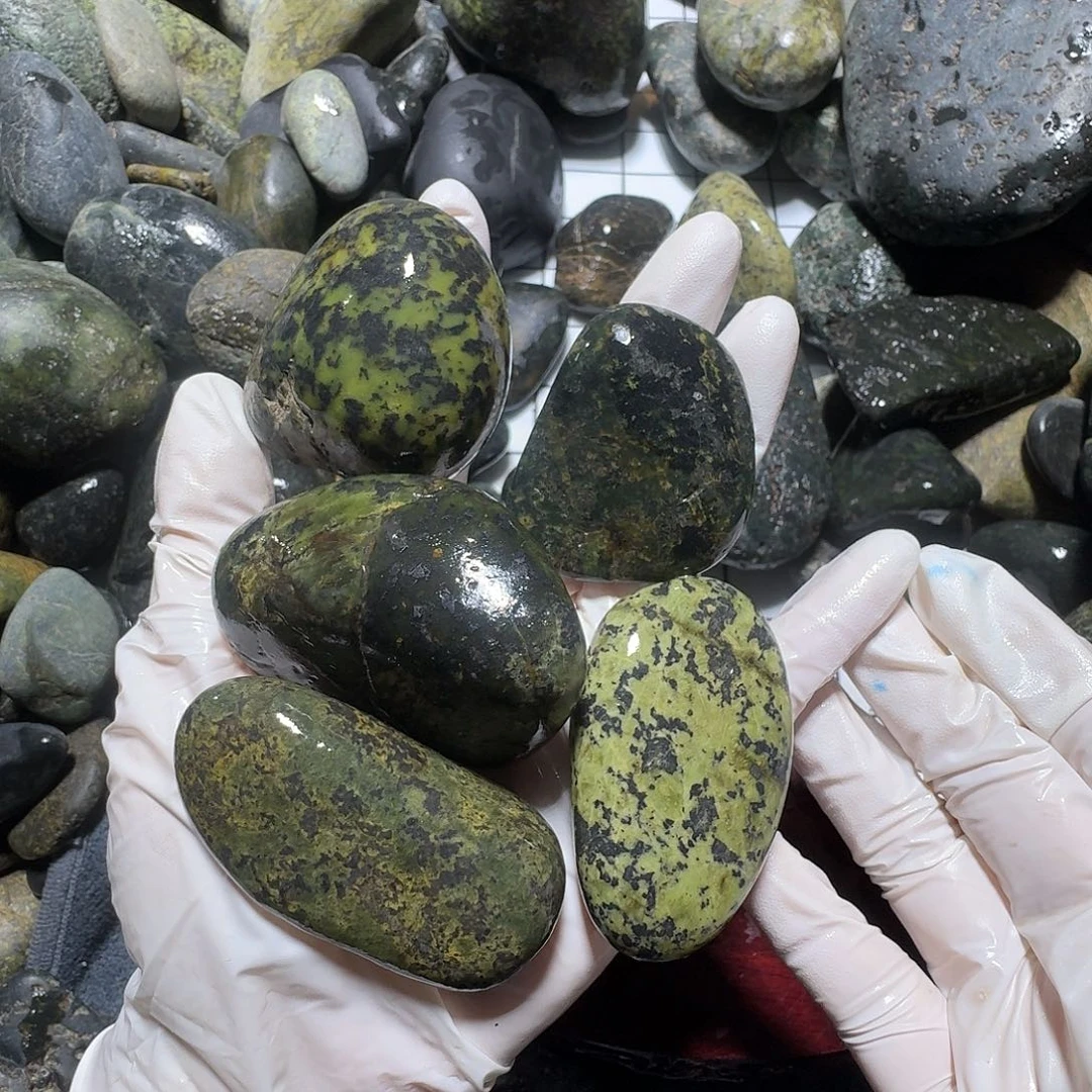 君***辉蛇纹石玉未镶嵌西藏藏玉药王石