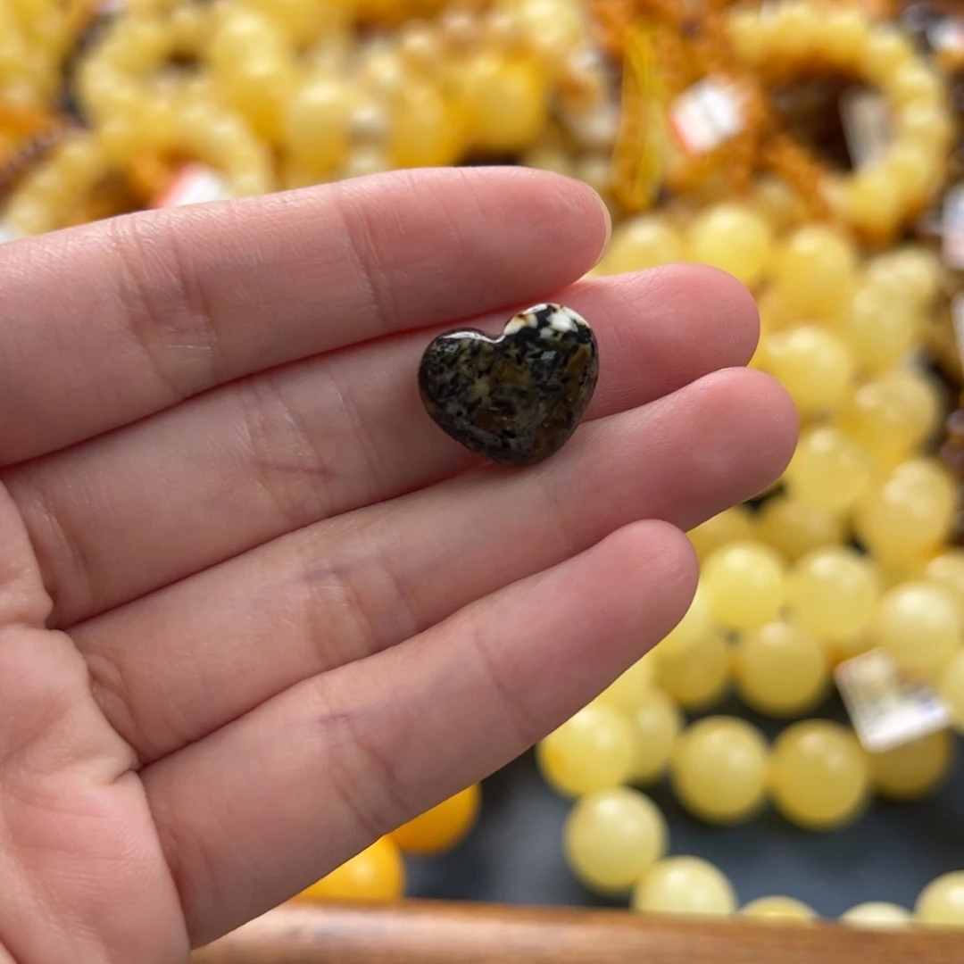 未镶嵌琥珀珠宝奇石