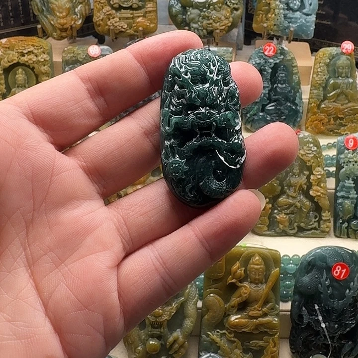 翡翠未镶嵌颈饰小龙