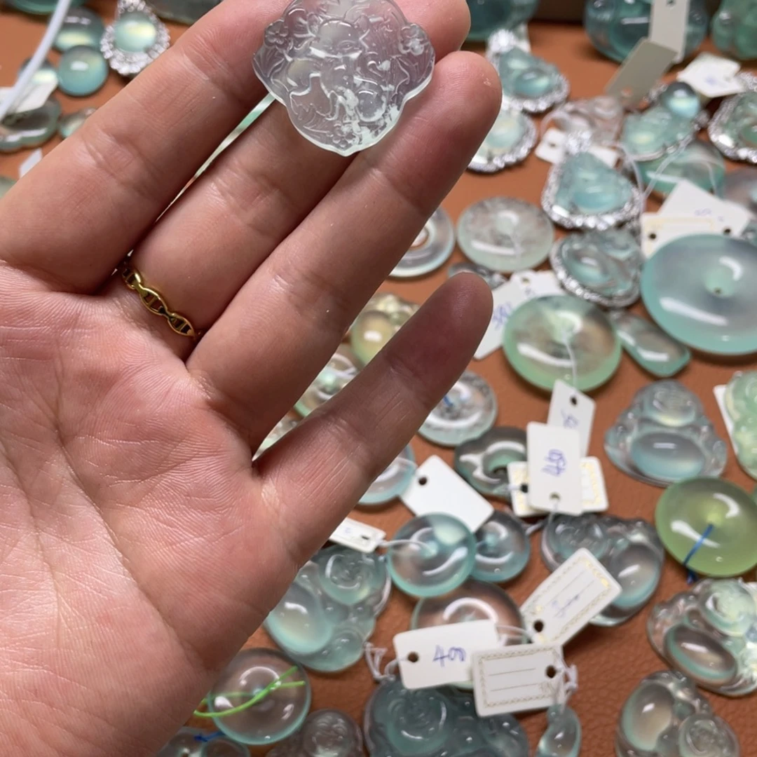 蛇纹石玉未镶嵌颈饰