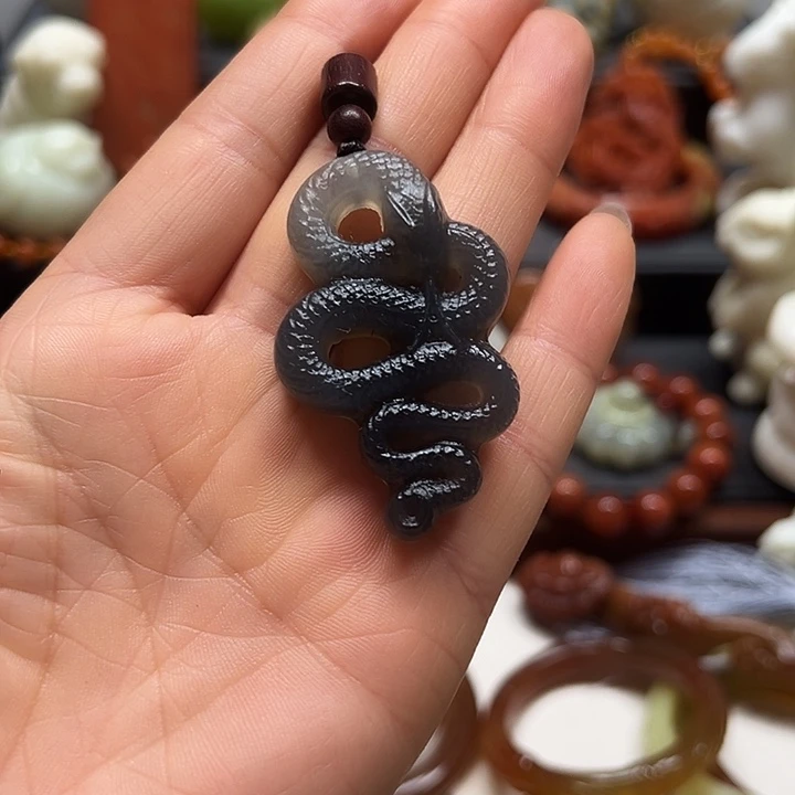 蛇纹石玉吊坠未镶嵌