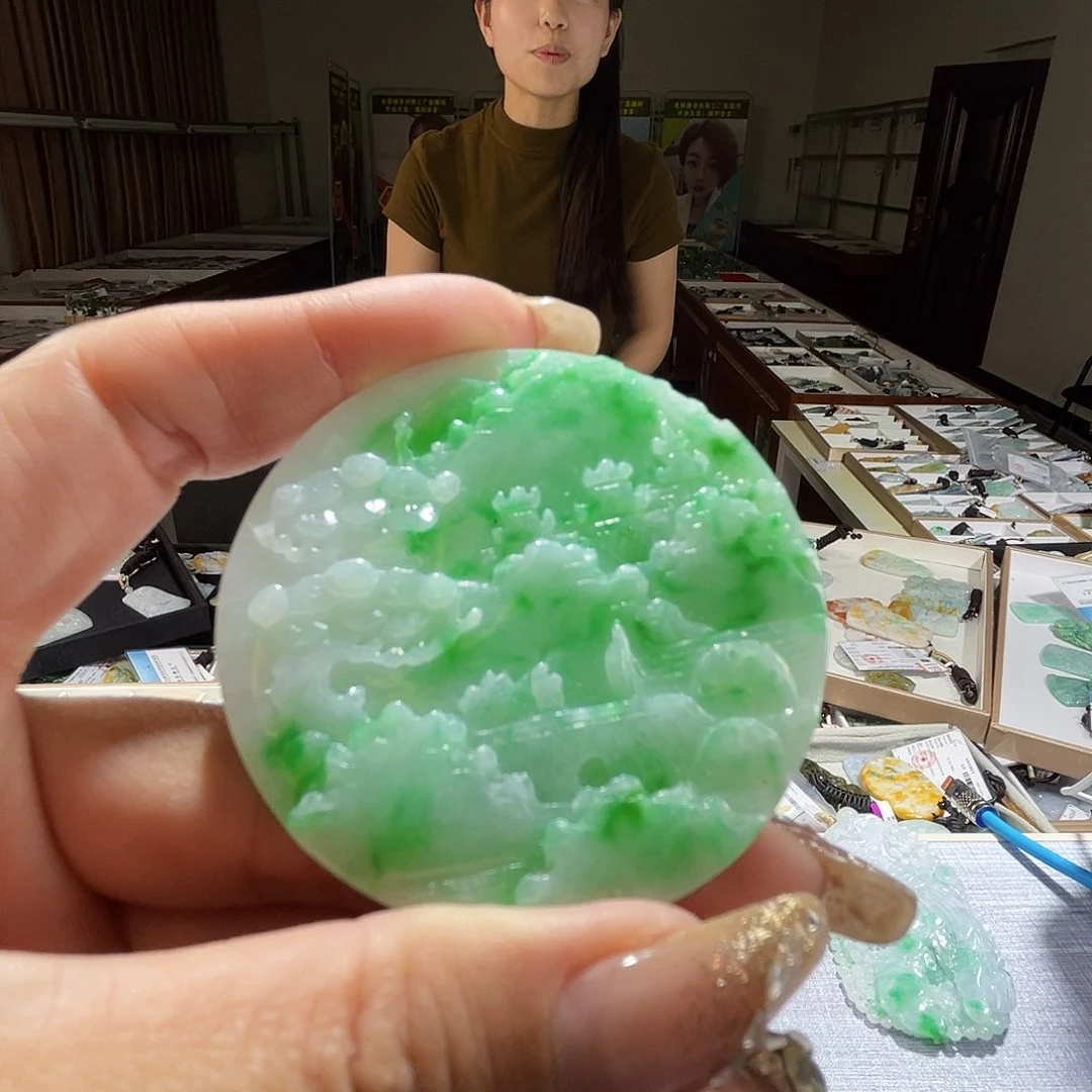 翡翠未镶嵌颈饰一