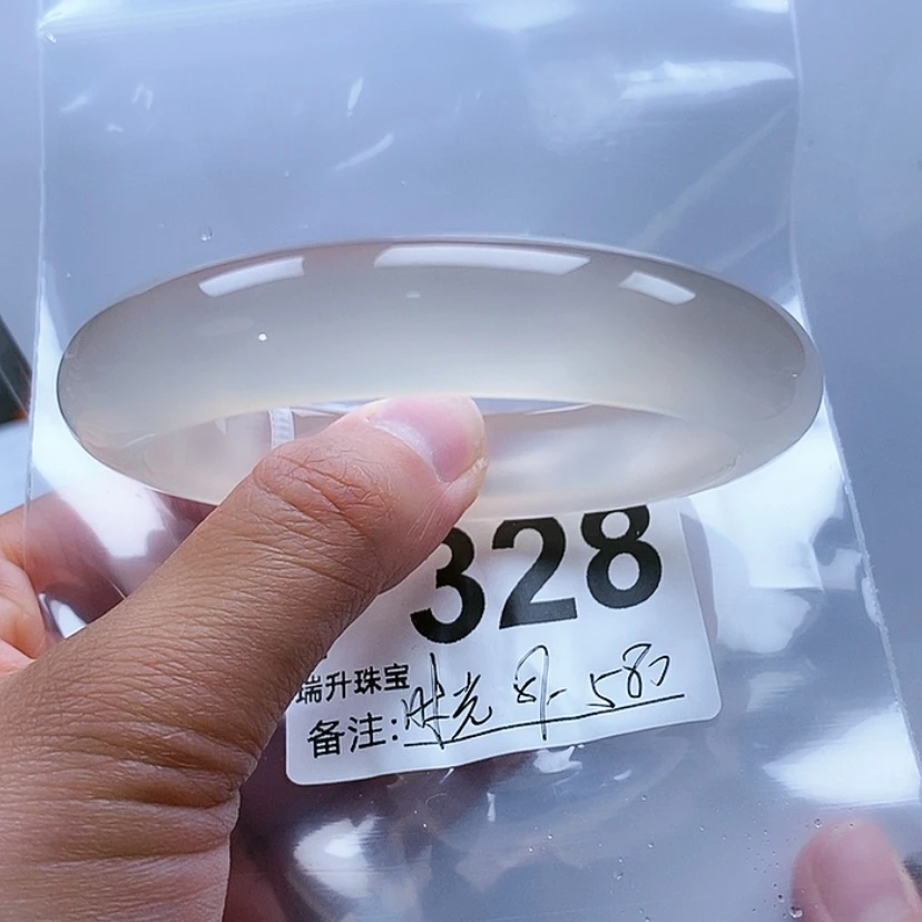 【闪购商品】玛瑙/玉髓手镯未镶嵌时****人