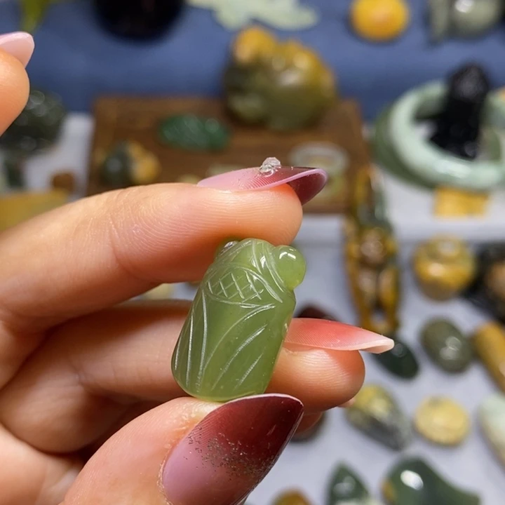 透闪石质玉未镶嵌挂件双面知了