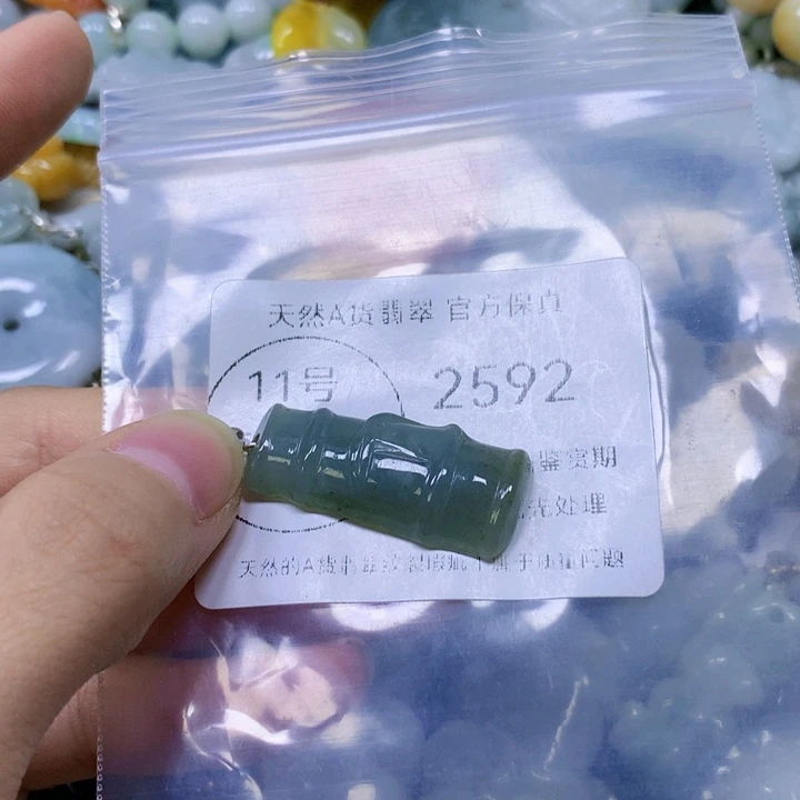 翡翠足银镶嵌颈饰翡翠