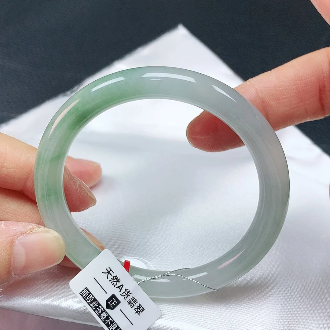 翡翠手镯未镶嵌54圈