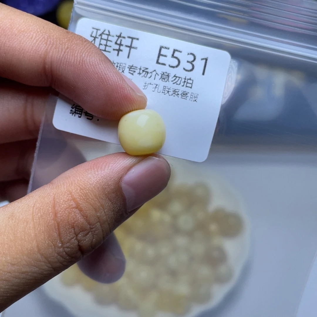 未镶嵌琥珀珠宝奇石
